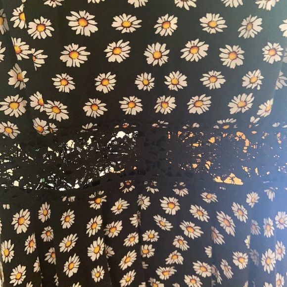 Daisy Lace Summer Dress - Picture 2 of 2